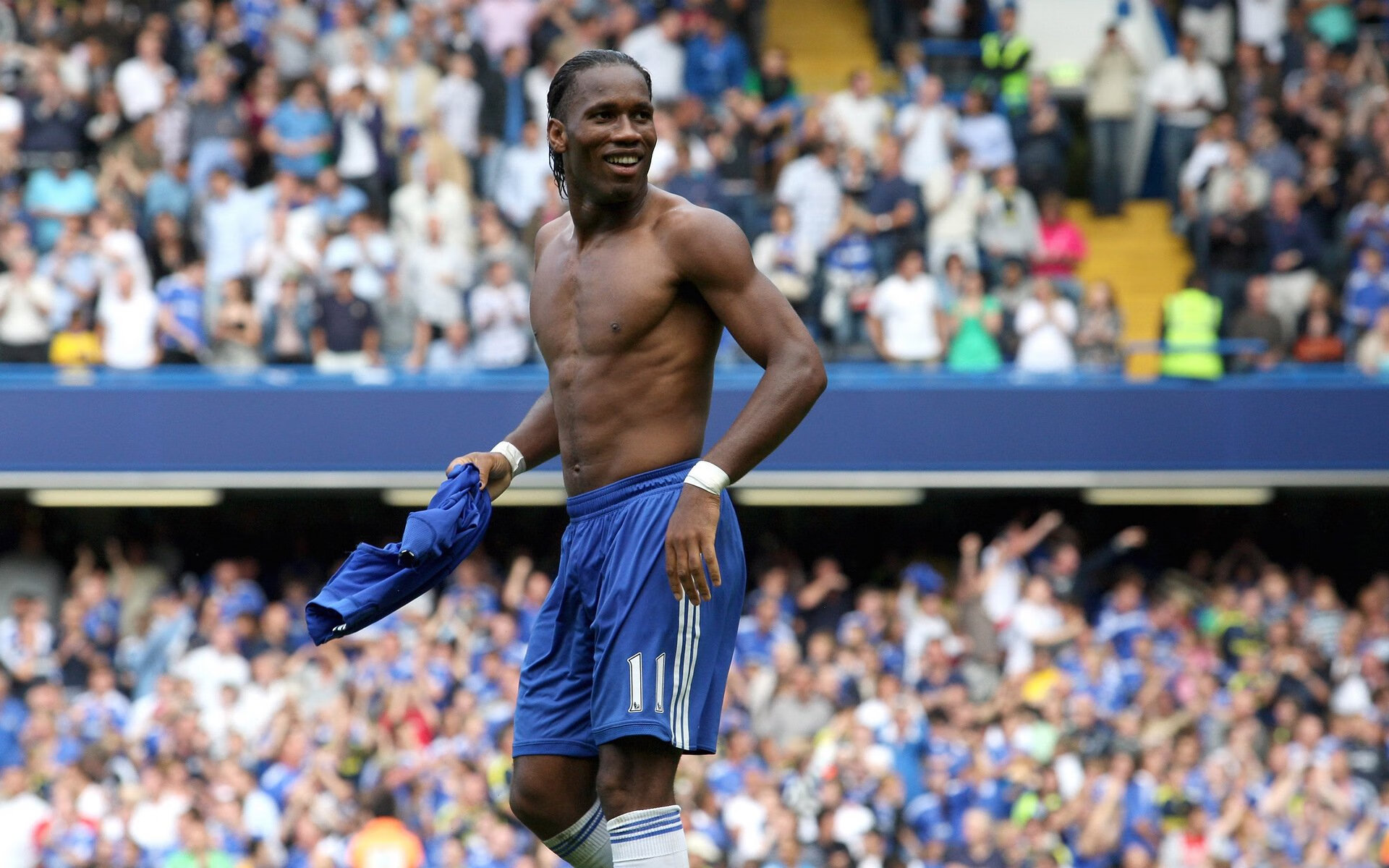 leyu.com-_场边观众：球迷盛会尽显激情_，球迷观赛时看到精彩瞬间,会激动得