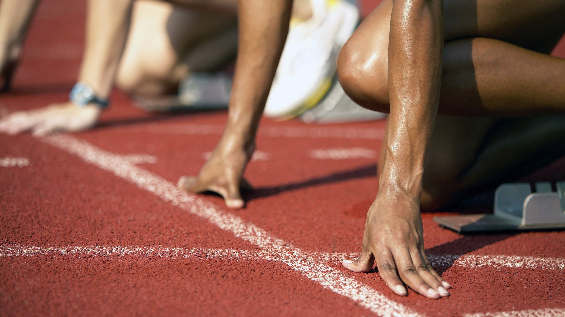 “极速追逐：瞬间超车让全场沸腾”，极速追赶